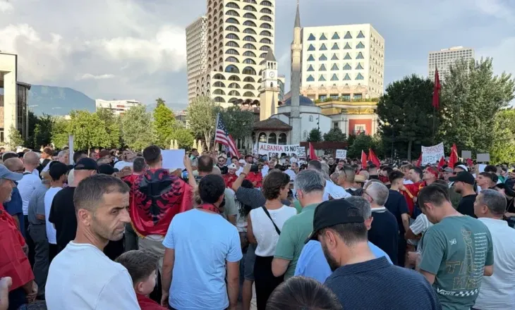 Zvërneci/ Dita e 11-të e protestës, qytetarët mblidhen tek sheshi “Skënderbej”, do të marshojnë drejt Kryeministrisë