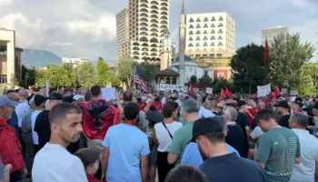 Zvërneci/ Dita e 11-të e protestës, qytetarët mblidhen tek sheshin “Skënderbej”, do të marshojnë drejt Kryeministrisë