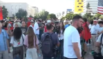 Zvërneci/ Dita e 15-të e protestës, qytetarët grumbullohen në sheshin “Skënderbej”