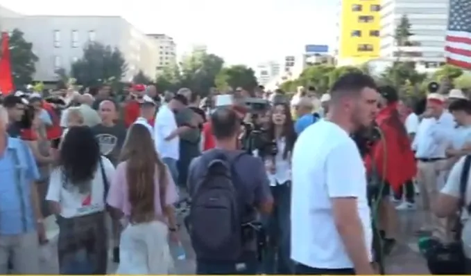 Zvërneci/ Dita e 15-të e protestës, qytetarët grumbullohen në sheshin “Skënderbej”