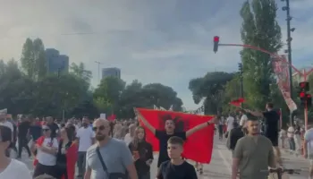 Zvërneci/ Dita e 7 e protestës, qytetarët protestojnë para Kryeministrisë