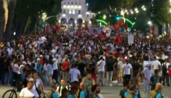 Zvërneci/ Mbyllet protesta, qytetarët nisin marshimin
