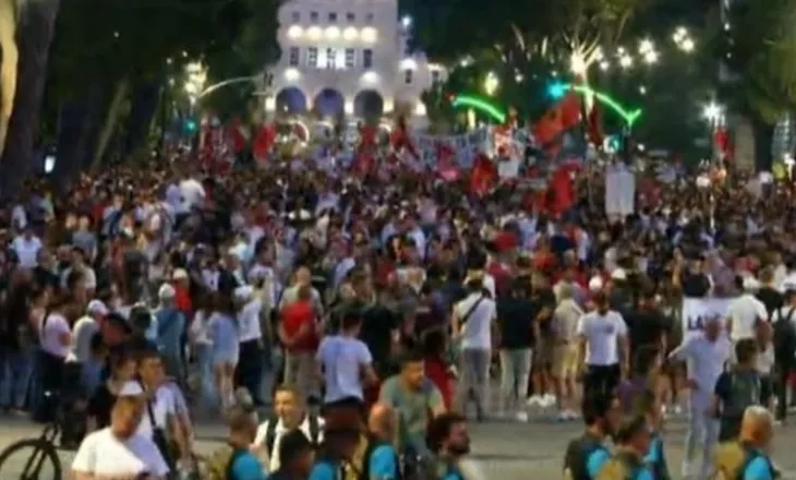 Zvërneci/ Mbyllet protesta, qytetarët nisin marshimin
