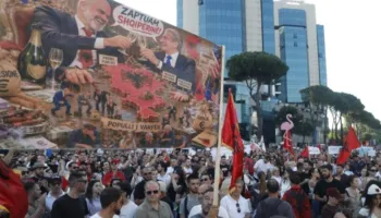 “Zvërneci”/ Me pankarta kundër keqqeverisjes, protestuesit mbërrijnë para Kryeministrisë, kërkojnë dorëheqjen e Ramës