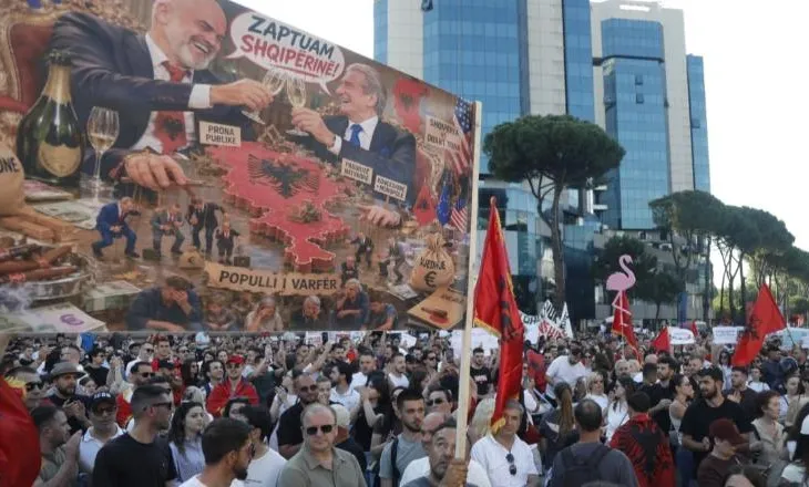 “Zvërneci”/ Me pankarta kundër keqqeverisjes, protestuesit mbërrijnë para Kryeministrisë, kërkojnë dorëheqjen e Ramës