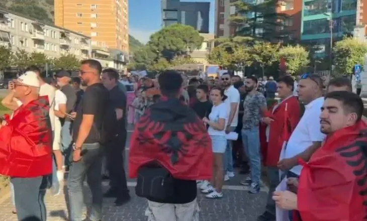 ‘Zvërneci’/ Me pankarta në duar dhe thirrje kundër qeverisë, qytetarët mblidhen në qendër të Lezhës për të protestuar