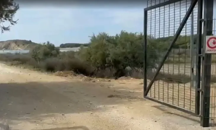 Zvërneci në qetësi! Dyert e kantierit janë të hapura dhe pa roje, rrëmuja politike zhvendoset në Tiranë