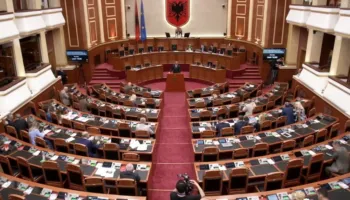 “Zvërneci” përplas PS-PD në Parlament, opozita: Policia dhunoi protestuesit! Mazhoranca: Investimi do të bëhet