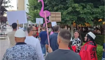 “Zvërneci”/ Qytetarët në Fier protestë kundër ndërtimit të resortit, marshojnë në sheshin qendror