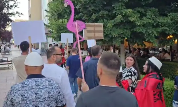“Zvërneci”/ Qytetarët në Fier protestë kundër ndërtimit të resortit, marshojnë në sheshin qendror