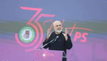 ‘Zvërneci’-Qytetarët para Kryeministrisë/ Rama nga Berati: Protestohet në Tiranë, por për çfarë?!