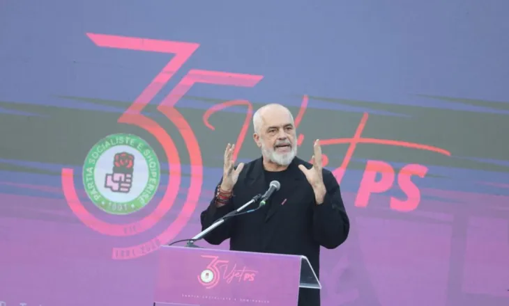 ‘Zvërneci’-Qytetarët para Kryeministrisë/ Rama nga Berati: Protestohet në Tiranë, por për çfarë?!