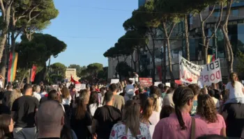 “Zvërneci”/ Qytetarët protestojnë sërish para Kryeministrisë