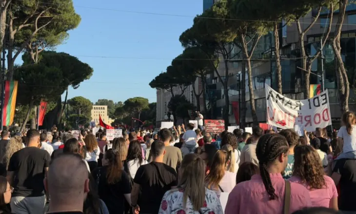 “Zvërneci”/ Qytetarët protestojnë sërish para Kryeministrisë
