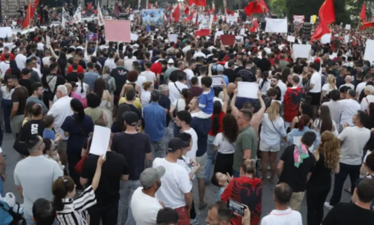 ‘Zvërneci’/ Qytetarët sërish në protestë në ditën e 8-të, marshojnë drejt Kryeministrisë