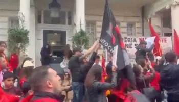“Zvërneci”, shqiptarët në Britani në ditën e dytë të protestës