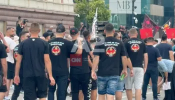 Zvërneci/ Tifozët kuqezi i bashkohen protestës para Kryeministrisë!