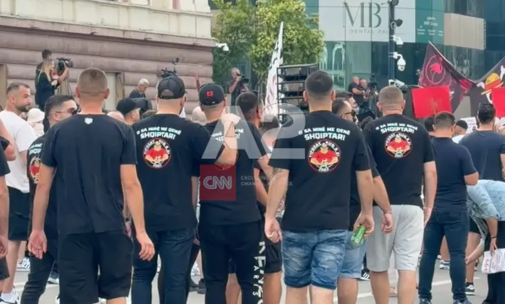 Zvërneci/ Tifozët kuqezi i bashkohen protestës para Kryeministrisë!