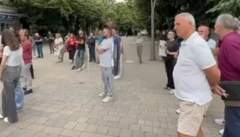 “Zvërneci”/ Zbehet protesta në Korçë, vihet re pjesëmarrje e ulët e protestuesve në shesh