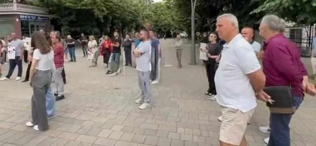 “Zvërneci”/ Zbehet protesta në Korçë, vihet re pjesëmarrje e ulët e protestuesve në shesh