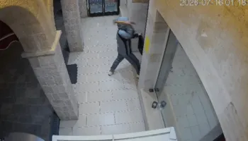 14-vjeçari thyen xhamat e një marketi/ I mituri tenton të grabisë, shoqërohet nga policia