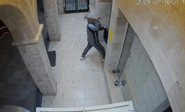 14-vjeçari thyen xhamat e një marketi/ I mituri tenton të grabisë, shoqërohet nga policia