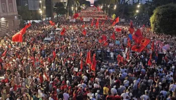 “140 deputetë, që të gjithë analfabetë”/ Marshimi kilometrik, protestuesit ironizojnë: Na shihni sa jemi