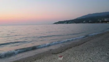 19-vjeçari rrezikoi të mbytej në Plazhin e Vjetër, dyshohet se pësoi atak kardiak