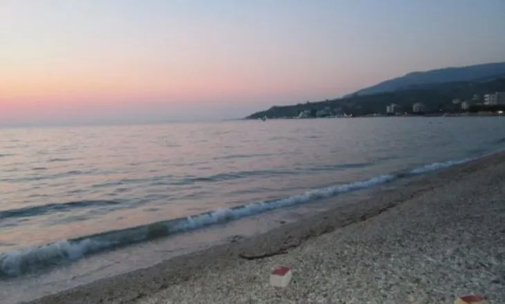 19-vjeçari rrezikoi të mbytej në Plazhin e Vjetër, dyshohet se pësoi atak kardiak