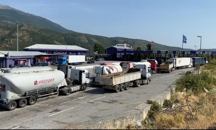 2 milionë hyrje-dalje u përpuan në pikat kufitare mes Kukësit e Kosovës gjatë majit e qershorit, mbi 12 mijë vetëm sot