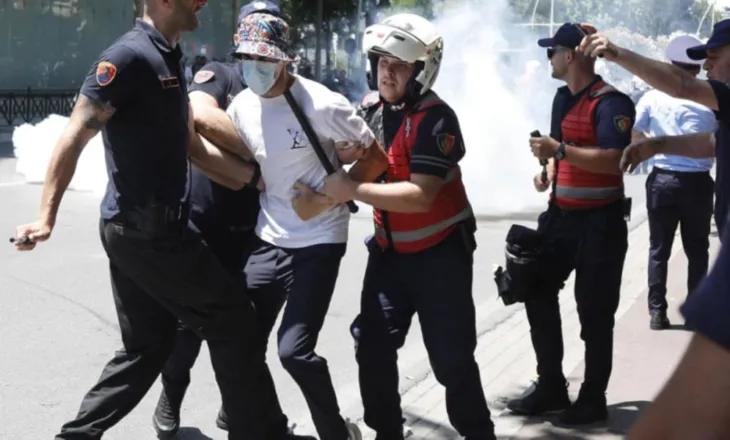 21 protestuesit e arrestuar dalin sot para togave të zeza, pritet protestë para Gjykatës