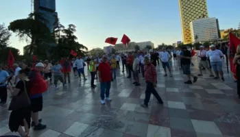 34 ditë protestë në Tiranë, nis marshimi i qytetarëve drejt Kryeministrisë