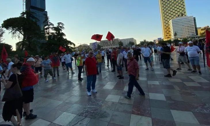 34 ditë protestë në Tiranë, nis marshimi i qytetarëve drejt Kryeministrisë