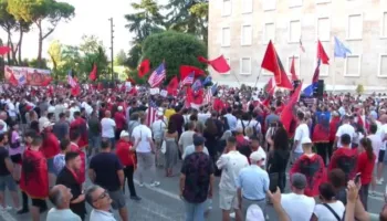 35 ditë tubim para Kryeministrisë! Protestuesit mblidhen në shesh dhe nisin marshimin, bashkohen edhe ata nga Diaspora