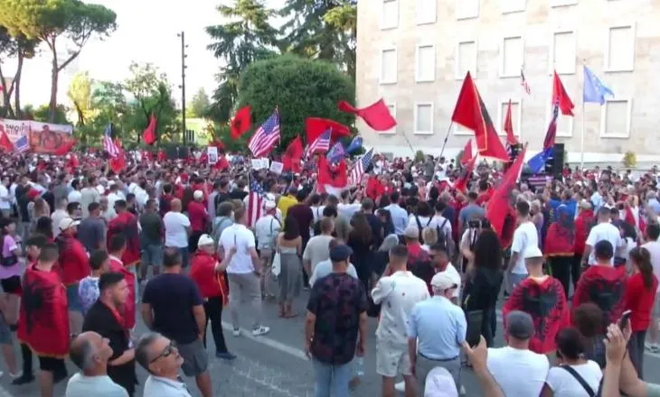 35 ditë tubim para Kryeministrisë! Protestuesit mblidhen në shesh dhe nisin marshimin, bashkohen edhe ata nga Diaspora