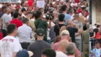 36 ditë revoltë! Sheshi sërish plot, aktivistja: Zëri i protestës po dëgjohet edhe në diasporë