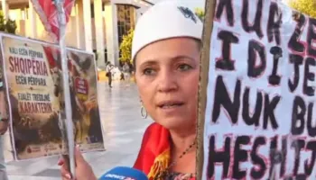 “4.2 mln euro për Kanye West, Shqipëria pa ilaçe dhe me rrugë të shkatërruara”/ Protestuesja: Na quan korba…