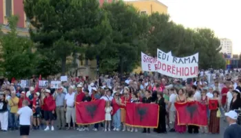 40 ditët që sfidojnë pushtetin/ Protestuesit nisin marshimin nga sheshi “Skënderbej” drejt Kryeministrisë