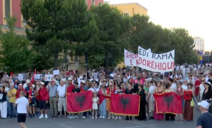 40 ditët që sfidojnë pushtetin/ Protestuesit nisin marshimin nga sheshi “Skënderbej” drejt Kryeministrisë