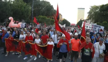 42 ditë tubim përpara Kryeministrisë, nis grumbullimi i protestuesve në sheshin “Skënderbej”