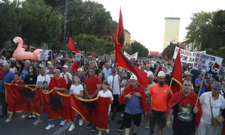 42 ditë tubim përpara Kryeministrisë, nis grumbullimi i protestuesve në sheshin “Skënderbej”