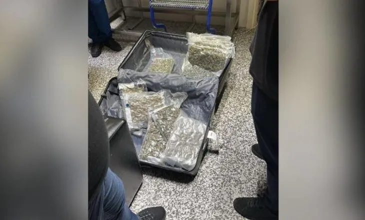 46 kg kanabis në formë xhelatine nga Toronto në Tiranë, 1 i arrestuar dhe 2 gra në hetim në gjendje të lirë