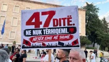 “47 ditë, ne nuk tërhiqemi, nesër më shumë”/ Pankarta pikante në protestë