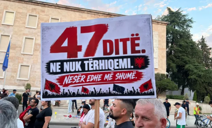 “47 ditë, ne nuk tërhiqemi, nesër më shumë”/ Pankarta pikante në protestë