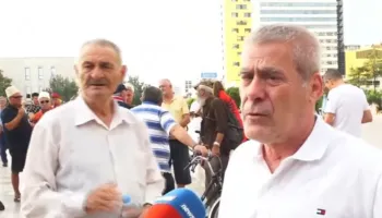 47 ditë revoltë, protestuesit mblidhen në sheshin “Skënderbej”: Çdo gjë kundër popullit, asgjë nuk funksionon këtu!