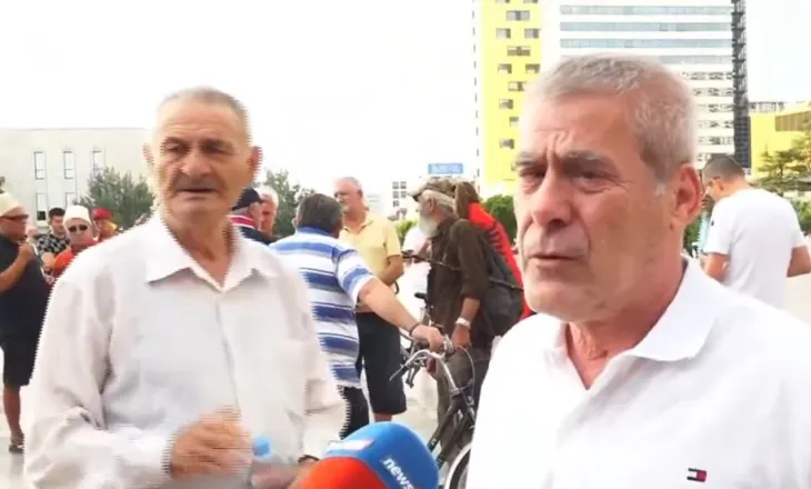 47 ditë revoltë, protestuesit mblidhen në sheshin “Skënderbej”: Çdo gjë kundër popullit, asgjë nuk funksionon këtu!