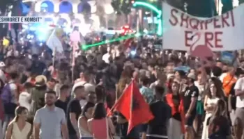 51 ditë protestë kundër Ramës/ Pas fjalimeve te Kryeministria, protestuesit nisin marshimin në rrugët e Tiranës