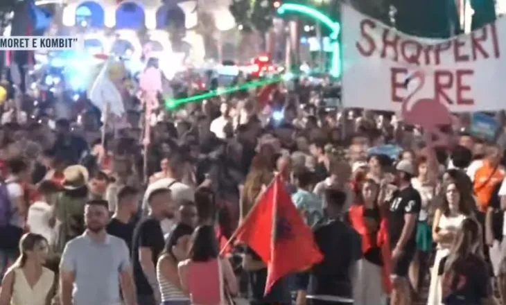 51 ditë protestë kundër Ramës/ Pas fjalimeve te Kryeministria, protestuesit nisin marshimin në rrugët e Tiranës