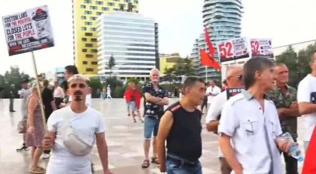 52 ditë protestë, nis organizimi i qytetarëve në sheshin “Skënderbej”, shqiptarët kërkojnë dorëheqjen e kryeministrit