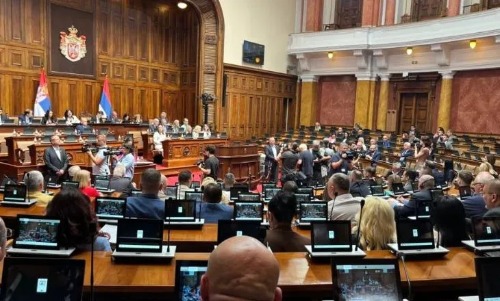 53 deputetë opozitarë në Serbi duan shkarkimin e ministres Paunoviç pas deklaratës për Kosovën
